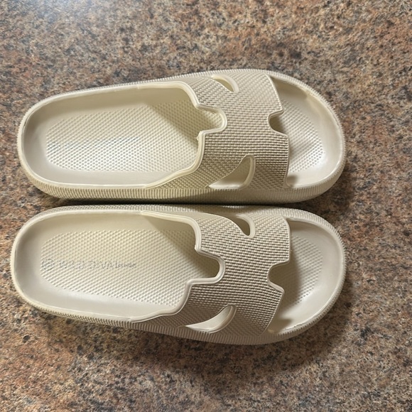 Wild Diva Lounge Maura Strap Sandals Size 6  Beige Open Toe Slip On Style - Picture 5 of 12